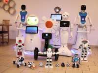 Robotpincérek egy pesti kávézóban